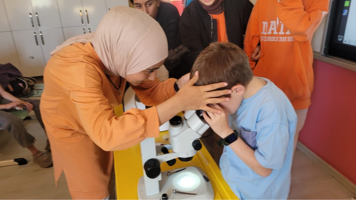 Okulumuzun Genç Bilim İnsanlarından İlkokul Öğrencilerine Mikroskop Eğitimi