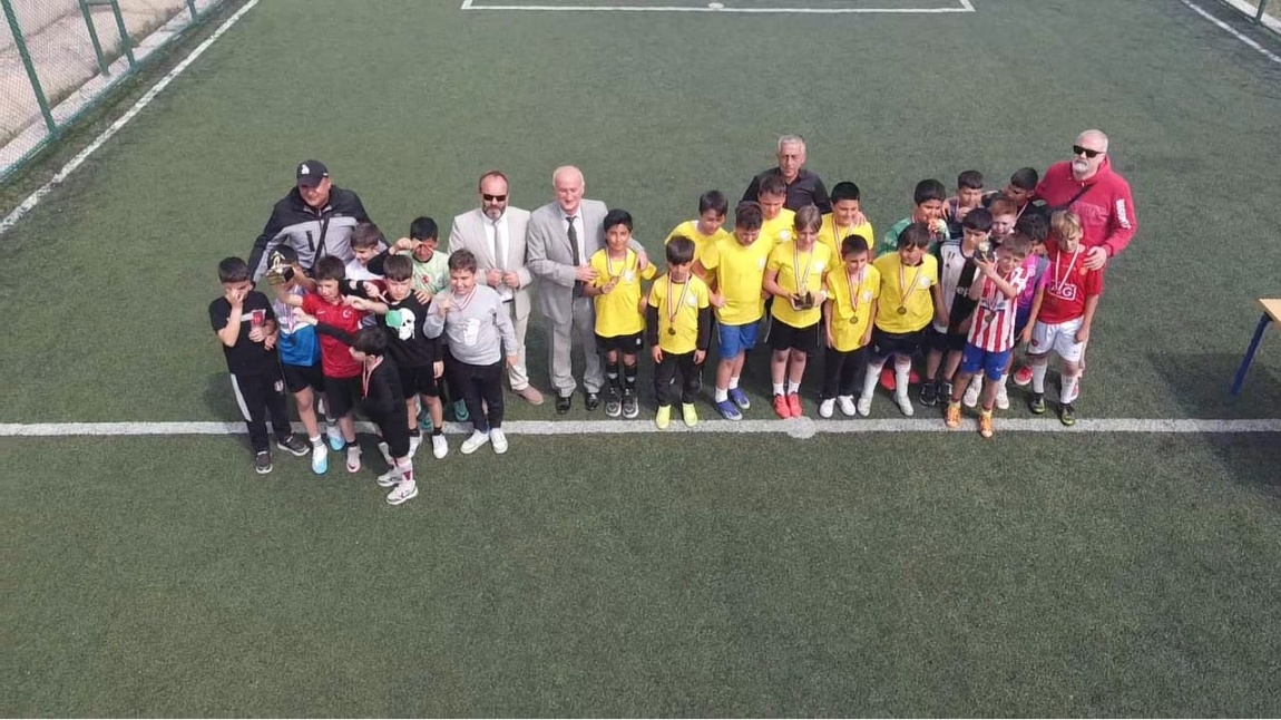 Dikili'de 23 Nisan Coşkusu Futbol Sahasında Yaşandı